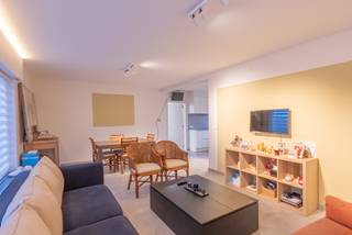 Recent gerenoveerde woning met 3 slaapkamers, een inpandige garage en een mooie tuin rondom het huis. Gunstig EPC label B.Indeling: bij binnenkomst...