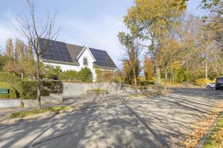 Karaktervolle, ruime villa met 4 slaapkamers, bureau en ruime onderkeldering!In een van de meest gegeerde en groene straten van Asse bevindt zich...