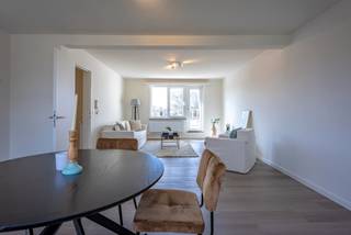 In een kleinschalig gebouw, centraal gelegen in het hart van Putte-Kapellen en op wandelafstand van alle voorzieningen, bevindt zich dit ruime appartement (110 m²) op de tweede verdieping.<br /><br />De indeling is als volgt: via de inkomhal betreedt u de gezellige en lichtrijke woonkamer, ingedeeld in een eet- en zithoek, met directe toegang tot het aangename terras. De mooie keuken is uitgerust met de nodige toestellen en biedt voldoende opbergruimte.<br /><br />De badkamer is ingericht met een inloopdouche, een dubbel lavabomeubel en een handdoekradiator. Het toilet bevindt zich apart. Verder beschikt het appartement over twee volwaardige slaapkamers en een praktische berging met aansluitingen voor wasmachine en droogkast.<br /><br />Garagebox verplicht mee aan te kopen aan € 20.000.<br /><br />Troeven van dit appartement:<br /><br />Centrale ligging nabij openbaar vervoer, winkels, scholen en autostrade<br />Elektriciteit conform<br />Volledig instapklaar<br />Ideaal als investering of opbrengsteigendom<br /><br />Voor meer informatie of het plannen van een bezichtiging, neem contact op via 03 568 03 03 of info@vastgoed03.be