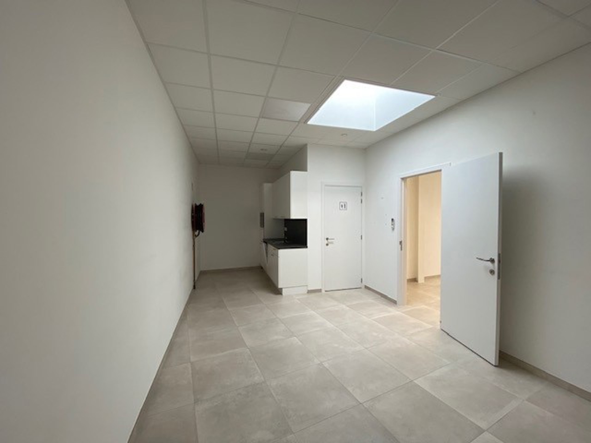 Ruime handels/kantoorruimte te huur in het centrum van Hoogstraten. - foto 4