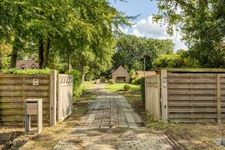 Dit charmant landhuis met aangename look & feel in een groene omgeving is deels af te werken. Perfecte locatie, zeer rustig gelegen in een doodlopende straat vlakbij de E10 Plas. Goede bereikbaarheid.<br /><br />INDELING: Inkomhal - Zeer lichtrijke leefruimte op laminaat voorzien van pelletkachel - Vervolgens recent vernieuwde keuken deels af te werken - Op het gelijkvloers achteraan is een slaapkamer/leefruimte met toegang tot het terras en tuin - De badkamer is voorzien van bad/douche, lavabomeubel en toilet - Verdieping 1 omvat 2 ruime slaapkamers en extra mogelijkheid voor 2 dressings - Buiten: mooie tuin alsook voldoende parkeergelegenheid op de oprit.<br /><br />BIJZONDERHEDEN: Woning op zeer gegeerde locatie - Permanent wonen toegestaan sinds 2014 - P&G score: A - EPC: 371 UC 3881473 - Asbestveilig - Beschikbaar bij akte<br />Meer info? Bel 03 361 51 51 of via info@yvesvanpelt.be