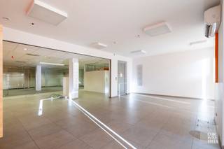 <span><span><strong>INDELING</strong></span><br /><br />Deze commerciële ruimte is voorzien van een aparte inkomhal, een vuilnislokaal, open kantoorruimte, drie aparte kantoorruimtes, een kitchenette, twee toiletten waaronder één voor mindervaliden, een ingebouwde kluis en diverse opbergruimtes.<br /><br /><span><strong>AFWERKING</strong></span><br /><br />De ruimte is flexibel in te richten en kan volledig aangepast worden aan de specifieke behoeften van uw bedrijf. Zowel de werkruimte als de faciliteiten kunnen naar wens worden vormgegeven.<br /><br />Daarnaast is de ruimte voorzien van airconditioning. <br /><br /></span>