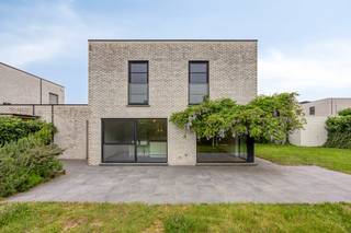 Pop in the center of Merelbeke! In Zusters Maricolenstraat 21, you will find this recent and well-maintained family home from 2014. An...