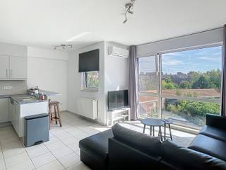 <p>This duplex apartment just outside the Leuven ring offers a comfortable and welcoming home for those looking to live close to the city while enjoying a practical and pleasant layout. The property features two bedrooms, plenty of natural light and a well-designed interior that creates a spacious feeling.</p><p>Upon entering, you arrive in the entrance hall with a guest toilet. The ground floor continues with a bright living area and open kitchen, creating a warm and inviting space for relaxing, cooking and enjoying everyday life. A separate storage room provides additional convenience and practical storage space.</p><p>The upper floor includes two comfortable bedrooms, both benefiting from the excellent natural light throughout the apartment. The bathroom is fitted with a modern walk-in shower and toilet, offering a functional and contemporary setting for daily use.</p><p>The duplex apartment enjoys an attractive location just outside the ring of Leuven. You benefit from a peaceful residential setting while remaining close to the city centre, shops, public transport and major access roads. The combination of location, brightness and efficient layout makes this property an appealing place to call home.</p><p>Are you looking for a bright two-bedroom duplex apartment near Leuven? Contact us to discover this comfortable home and its many advantages.</p>