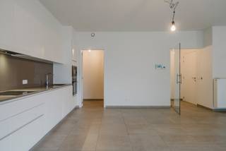 Aan de oevers van de Leie, dicht bij het centrum van Kortrijk, staat dit ruime en volledig instapklare appartement op de 1ste verdieping klaar...