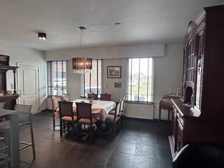 Rustig gelegen woning met verrassende indeling in de Boescheepseweg , Poperinge. Deze woning is voorzien van zonnepanelen, airco, dubbel glas...