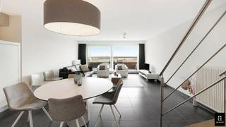 <span>Dit zonovergoten appartement, gelegen in een rustige zijstraat van het Stübbenpark in Duinbergen, en bevindt zich op steenworp afstand van het strand.</span><br /><br /><span>Indeling: Benedenverdieping: Een gezellige woonkamer met toegang tot een zonnig terras. Vestiaire en gastentoilet. Een ruime, volledig uitgeruste open keuken met eethoek en een berging met aansluiting voor een wasmachine.</span><br /><span>Op de verdieping: 3 ruime slaapkamers, waarvan 1 met toegang tot het ruime zuidgerichte terras, een badkamer met ligbad, douche en dubbele wastafel, en nog een aparte douchekamer.</span><br /><span>Inclusief fietsenstalling in het gebouw. </span><br /><br /><span>Mogelijkheid tot aankoop van een afgesloten garagebox op het gelijkvloers. Makkelijk bereikbaar. </span>