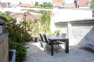 Instapklare woning met 3 slpk + ruime gezellige stadstuin<br /><br />Deze woning beschikt over 3 slaapkamers, een stadstuin en is volledig gerenoveerd in 2007. Er is een mogelijkheid om een garage-staanplaats bij te huren op 150 meter afstand.<br /><br />Indeling:<br /><br />Bij binnenkomst leidt de inkomhal naar leefruimte met parketvloer en plafonds van 3m40 hoog. Aansluitend bevindt zich de keuken met toegang tot de stadstuin via een recent vernieuwd schuifraam (met extra vliegenschuifdeur). <br /><br />De keuken is volledig uitgerust met een <br />oven, vaatwasser, inductie kookplaat, dampkap, koelkast met vriezer en hoge kasten voor het opbergen van stofzuiger, strijkplank, … Op het gelijkvloers bevindt zich verder nog een apart toilet.<br /><br />De ruime en zeer gezellige stadskoer/tuin heeft geen inkijk en een open zicht. Deze ruime buitenruimte is werkelijk een grote meerwaarde is deze buurt! <br /><br />De eerste verdieping omvat twee grote slaapkamers. De originele plankenvloer is behouden bij de renovatie alsook de originele deuren.<br /><br />Op de tweede verdieping bevindt zich de 3e slaapkamer en de badkamer met bad, douche, wastafel en toilet.<br /><br />De woning heeft een zeer droge kelder waar nog veel bergruimte is. Hier bevindt zich de condensatieketel en zijn ook aansluitingen voor een wasmachine en droogkast voorzien. <br /><br />Op de zolder is er nog plaats om spullen op te bergen. <br /><br />Ligging:<br /><br />Centraal gelegen in Borgerhout, met winkels, scholen en openbaar vervoer vlakbij. Vlotte verbindingen naar Antwerpen en Spoor Oost op korte afstand.<br />