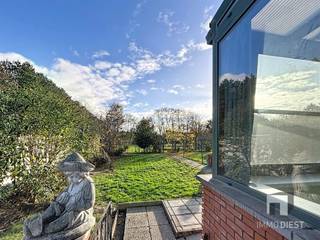 Deze gezinswoning op 8,6are en zuidgerichte tuin heeft volgende troeven: Ligging & omgeving+ Residentiële ligging+ Dicht bij...