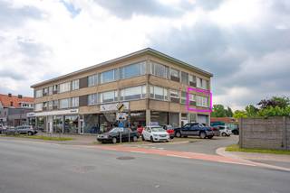 In Kapellen kortbij alle voorzieningen (winkels, scholen, openbaar vervoer,...) vindt u dit appartement met 1 slaapkamer op de eerste...