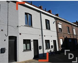 Deze instapklare woning ligt in een rustig straatje vlak bij het centrum van Ieper, net achter het station. Alle voorzieningen zoals winkels, scholen en openbaar vervoer bevinden zich op wandel- of fietsafstand. In 2018 werd de woning volledig gestript en met kwalitatieve materialen gerenoveerd.Bij het binnenkomen treffen we een praktische inkomhal met apart toilet en een ruime inbouwkast. Aansluitend bevindt zich de lichtrijke woonkamer (23 m²), die naadloos overgaat in de keuken. Deze is uitgerust met een kookplaat, dampkap, dubbele spoelbak, ruime koelkast en combi‑oven. Vanuit de woonkamer bereik je het onderhoudsvriendelijke, duurzaam afgewerkte terras (13 m²).Via de open trap komen we op het eerste verdiep. Hier bevindt zich een ruime slaapkamer (11 m²) en de volledig ingerichte badkamer met douche, ligbad, wastafel in meubel en toilet. Op het tweede verdiep vinden we nog twee extra slaapkamers (10 m² en 9 m²).De woning is onmiddelijk beschikbaar.TROEVEN:- Rustige ligging- Direct beschikbaar- Lichtrijke woning