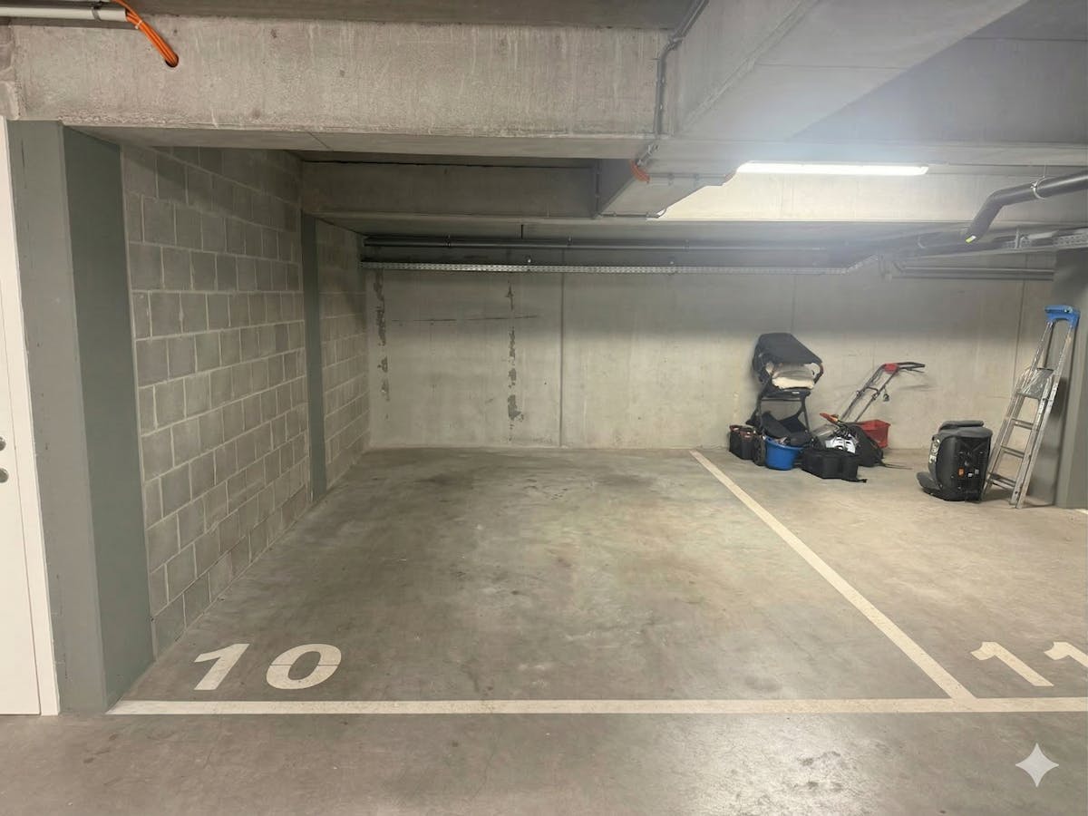Deze ondergrondse staanplaats te koop in Olsene is gelegen op centrale ligging in residentie Huis De borghgrave I.Afmetingen: 3,50m x 6m