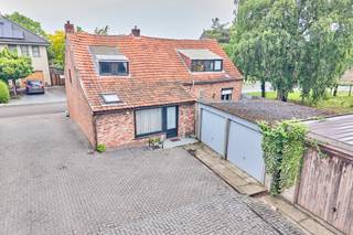 <strong>Residentieel gelegen woonst op een zuid-oostelijk georiënteerd perceel van 4a20ca</strong><span>. We bevinden ons op de Keulsekarstraat 13-13A in een rustige woonstraat. Hier profiteer je van een vlotte verbinding naar het centrum met winkels, horeca en scholen. Ook vlakbij belangrijke invalswegen waardoor je van een ideale uitvalsbasis mag spreken. <br /><br /></span><span>Totaal te renoveren woonst, oorspronkelijk gebouwd jaren '40. Momenteel ingedeeld in een tweewoonst op een onderhoudsvriendelijk perceel met respectievelijke bewoonbare oppervlaktes van 52 en 56m² (bron: EPC).</span><br /><br /><span>EPC-label F voor beide entiteiten waardoor de renovatieverplichting van toepassing is. </span><span><span><br />Momenteel verwarming via gaskachels. De elektriciteit is eveneens te moderniseren. De asbestattesten zijn voorhanden en het pand is niet asbestveilig bevonden. Meer info onder "downloads".<br /></span><br />Is jouw interesse opgewekt na het lezen van dit zoekertje? Contacteer ons vandaag nog voor meer info.<br /><br />Wij ontzorgen je ook voor de <strong>verkoop</strong> van je <strong>huidige woning</strong>! Voor meer uitleg helpen we je graag verder.</span>