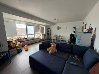 Dit centraal gelegen appartement, gebouwd in 1958 en gerenoveerd in 2014, bevindt zich op de derde verdieping rechts en is vlot bereikbaar met de lift.<br />Het appartement omvat twee slaapkamers, een ruime living, een ingerichte keuken, een badkamer en een zuidelijk georiënteerd terras van 5 m². Daarnaast is er een kelder inbegrepen. Er is geen garage of staanplaats voorzien.<br />De maandelijkse lasten bedragen € 140 en omvatten een provisie voor verwarming, koud water (aangerekend volgens het tarief van de watermaatschappij) en warm water (€ 0,01/liter).<br />In de zomer van 2025 werden bijkomende renovatiewerken uitgevoerd, waarbij de volledige voorgevel werd geïsoleerd met 10 tot 15 cm EPS-isolatie. Het EPC werd na deze werken nog niet vernieuwd. Het huidige EPC heeft label D met een energiescore van 348 kWh/m²/jaar.<br />Beschikbaar vanaf 1 september 2026.