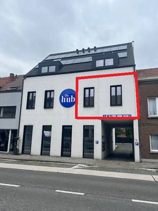 Op zoek naar een modern en energievriendelijk appartement met 1 slaapkamer?<br />Dit appartement is gelegen op de eerste verdieping van een kleine residentie met in totaal 4 appartementen en op het gelijkvloers een kantoorruimte.<br />Het bouwjaar = 2000, en het appartement is gebouwd op een energiezuinige manier (energielabel A).<br />Het appartement kent volgende indeling: centrale inkomhal + eet- en leefruimte met een open keuken met kookvuur, dampkap, oven, vaatwasser, ijskast en dubbele lavabo + apart toilet + berging/wasplaats + 1 ruime slaapkamer + badkamer met inloopdouche &amp; lavabomeubel.<br />In het gebouw is een gemeenschappelijke fietsenberging &amp; vuilbakkenberging aanwezig en er kan gebruik gemaakt worden van de gemeenschappelijke parking achteraan het gebouw.<br />Momenteel is dit appartement nog verhuurd tegen een maandelijkse huurprijs = 760,00 EUR.<br />Het gebouw is heel centraal gelegen in het centrum van Temse. Er is een zeer vlotte bereikbaarheid, zowel per fiets als per auto als met het openbaar vervoer.<br />Heb je interesse in dit moderne appartement? Neem dan contact op met Hans via e-mail hans@finactor.be of via GSM +32 497 26 99 37.