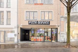 Op een uitstekende commerciële locatie vlak bij het Ladeuzeplein bevindt zich dit instapklare handelspand met sterke visibiliteit en...