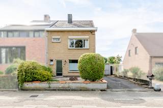 <p>Halfopen woning in Sint-Niklaas, rustig gelegen aan de stadsrand met vlotte verbindingen.</p>

<p> </p>

<p>Deze halfopen bebouwing uit 1975 combineert een residentiële en landelijke ligging met een praktische indeling en aangename leefruimtes. De woning bevindt zich in een rustige omgeving nabij belangrijke invalswegen, ideaal voor wie comfortabel wil wonen met een vlotte bereikbaarheid. Dankzij de lichtrijke veranda en ruime woonkamer geniet u hier van een aangename leefomgeving met veel potentieel. Met drie slaapkamers en een ruime zolder biedt deze woning bovendien voldoende plaats voor gezinnen of wie extra bergruimte zoekt. Een interessante woning voor wie op zoek is naar een huis in Sint-Niklaas met mogelijkheden.</p>

<p> </p>

<p>Belangrijkste ruimtes:<br />• Inkomhal met toegang tot de leefruimtes<br />• Ruime woonkamer (31,57 m²) met veel lichtinval<br />• Keuken (9,46 m²) voorzien van gas kookplaat en enkele spoelbak<br />• Veranda (15,82 m²) met zicht op de buitenomgeving<br />• Wasplaats (6 m²) met aansluiting voor wasmachine en droogkast<br />• Apart toilet<br />• Badkamer (3,15 m²) met douche, toilet en enkele wastafel<br />• 3 slaapkamers van 13,03 m², 12,72 m² en 5,07 m²<br />• Nachthal<br />• Ruime zolder (33,63 m²) met extra mogelijkheden</p>

<p> </p>

<p>Troeven:<br />• Rustige ligging aan de stadsrand in residentiële omgeving<br />• Halfopen bebouwing met praktische indeling<br />• Grote tuin<br />• Vlotte verbinding naar invalswegen en voorzieningen</p>

<p> </p>

<p>Neem vandaag nog contact op met je ERA-makelaar voor een bezoek.</p>

<p>JOUW DROOMHUIS. ZO GEVONDEN!</p>