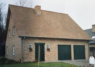 <p><span>OURTRIJVE Maraillestraat LOT 3</span></p><p><span>In het charmante landelijke Outrijve, een deelgemeente van Avelgem, bevindt zich dit prachtig gelegen perceel bouwgrond van 698 m², geschikt voor een open bebouwing.</span></p><p><span>Als toekomstige bouwheer bepaal jij mee hoe jouw droomwoning eruitziet: van bouwstijl tot materiaalkeuze en afwerking uiteraard binnen de geldende bouwvoorschriften. Wij bouwen standaard met kwalitatieve en duurzame materialen en begeleiden je persoonlijk doorheen het volledige traject.</span></p><p><span>Samen ontwikkelen we een ontwerp op maat, volledig afgestemd op jouw wensen en budget. Zo krijg je van bij de start een helder beeld van de bouwkosten.</span></p><p><span>Comfort staat voorop: standaard voorzien we vloerverwarming op zowel het gelijkvloers als de verdieping. Dat betekent niet alleen een aangenaam binnenklimaat, maar ook meer vrijheid bij de inrichting van je interieur.</span></p><p><span>6% BTW mogelijk.</span></p><p><span>Benieuwd naar onze aanpak of wens je een bezoek aan onze kijkwoning?</span></p><p><span>Neem gerust en geheel vrijblijvend contact op met Christelle via 0473 878 879 of mail naar christelle@immosafe.be.</span></p>