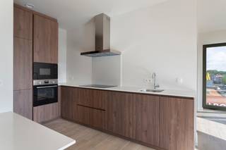 <p>Welkom in nieuwbouwrealisatie Stadsterras, een groen woonproject in hartje Mortsel. Residentie Mimir omvat 10 riante appartementen en bevindt zich aan een groene wandellaan tussen het stadscentrum van Mortsel en het park Oude God .</p>
<p>De nabijheid van openbaar vervoer, belangrijke invalswegen, fietsostrade, Fort 4 en Fort 5 zorgt voor een centrale uitvalsbasis in het groen.</p>
<p>Het park Oude God vormt een nieuwe, groene long voor de stad met ruimte voor natuur, sport en ontspanning.<br /><br />Inkomhal met praktische ingemaakte vestiairekast.</p>
<p>Grote raampartijen in combinatie met de hoeklocatie zorgen voor een optimaal licht- en ruimtegevoel in de leefruimte. Deze maatkeuken werd smaakvol gekozen in notelaarhout met een greeploos design en afgewerkt met een duurzaam composieten werkblad. Daarnaast is de keuken uitgerust met een grote inductieplaat, oven, microgolfoven, ijskast met aparte diepvriezer, vaatwasser en spoelbak.</p>
<p>De doorlopende parkettegel loopt door in alle ruimtes en sluit mooi aan op de hedendaagse open keuken.</p>
<p>De riante doorzonleefruimte geeft uit op het ruime inpandige terras ca 12m², ideaal om het hele jaar door van te genieten.</p>
<p>Via de nachthal bereikt u de eerste twee slaapkamers van ca 9 m². Deze kunnen gebruikmaken van een douchekamer met regendouche en lavabomeubel.</p>
<p>Achteraan bevindt zich de masterbedroom met voldoende plaats aan dressingruimte. De 'en suite' badkamer is uitgerust met bad, dubbele lavabo en toilet.</p>
<p>Verder bevindt zich in deze nachthal nog een ruime berging met aansluitingen voor wasmachine en droogkast en een apart gastentoilet.</p>
<p>Een gemeenschappelijke fietsenberging is voorzien. <br />Een kelderberging (€5.000 excl. btw) en autostaanplaats (€28.500 excl. btw) dienen mee aangekocht te worden. <br /><br />EPC-nieuwbouw in opmaak. <br /><br />Verkoop onder btw-stelsel (21%).</p>