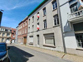 Projectpand met uitzonderlijk potentieel nabij centrum Geraardsbergen<br /><br />Op een centrale ligging, op wandelafstand van winkels, scholen, openbaar vervoer en het centrum van Geraardsbergen, bevindt zich dit ruime pand met tal van ontwikkelingsmogelijkheden.<br /><br />De woning beschikt momenteel over maar liefst 8 slaapkamers en een grote zolderverdieping die verder kan worden ingericht. Het gebouw bevindt zich echter in volledig te renoveren staat en dient beschouwd te worden als een totaalrenovatieproject of mogelijke projectgrond, afhankelijk van uw plannen en de geldende stedenbouwkundige voorschriften.<br /><br />Dankzij het royale volume en de centrale ligging vormt dit pand een interessante opportuniteit voor investeerders, projectontwikkelaars of handige Harry's die op zoek zijn naar een vastgoedproject met meerwaarde. Bovendien is de naastgelegen woning eveneens te koop, waardoor een groter ontwikkelingsproject mogelijk wordt.<br /><br />Het pand beschikt over een ongunstig EPC en de elektrische installatie is niet conform de huidige regelgeving. Een grondige renovatie of eventuele herontwikkeling dringt zich dan ook op.<br /><br />Bent u op zoek naar een eigendom met uitzonderlijk potentieel op een strategische locatie in Geraardsbergen? Dan is dit een unieke kans om uw vastgoedproject te realiseren.<br /><br />contacteer Matthias voor verdere informatie 0478 32 77 70