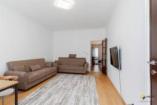 <p><span>Bacchuslaan 26A (1e verd.) - Borgerhout</span></p><p><span> </span></p><p><span>Instapklaar appartement (85 m²) met 3 slaapkamers in Borgerhout.</span></p><p><span> </span></p><p><span>Rustig wonen met alles binnen handbereik? Dat kan hier. Dankzij de nabijheid van Berchem-Station, openbaar vervoer, velo-stations en belangrijke invalswegen geniet je van een uitstekende mobiliteit. Ook het Te Boelaerpark en tal van winkels bevinden zich vlakbij, wat deze locatie extra aantrekkelijk maakt.</span></p><p><span> </span></p><p><span>Het appartement bevindt zich op de eerste verdieping van een kleinschalig gebouw van 2 hoog, waarvan het dak in 2015 vernieuwd is met 12 centimeter isolatie. Het is doorheen de jaren netjes onderhouden en verkeert in goede staat. De elektriciteit is conform, de ramen beschikken over dubbele beglazing in PVC en in 2016 is er een nieuwe verwarmingsketel geplaatst. Dankzij de kleinschaligheid blijven de vaste kosten beperkt en omvatten ze enkel de blokpolis en de verlichting van de gemene delen. Momenteel is het appartement verhuurd aan €1.100/maand, wat het eveneens interessant maakt als investering.</span></p><p><span> </span></p><p><span>Je komt binnen in de inkomhal met praktische vestiairekast. Vooraan bevindt zich de lichtrijke woonkamer (23 m²) met aangrenzend de aparte keuken (6 m²), die uitgerust is met alle hedendaags comfort: kookvuur, dampkap, spoelbak, ingebouwde oven, vaatwasser, frigo en vriezer.</span></p><p><span> </span></p><p><span>Wanneer je naar de achterzijde van het appartement loopt, kom je een eerste slaapkamer van 14 m² voorbij om vervolgens de grootste van 15 m² te bereiken. De derde volwaardige slaapkamer heeft een mooie oppervlakte van 10 m² en biedt toegang tot een terras of extra berging/wasplaats (4 m²). Verder beschikt het appartement nog over een douchekamer met lavabo en toilet. </span></p><p><span> </span></p><p><span>Tot slot staan er nog 2 kelderbergingen ter beschikking. </span></p><p><span> </span></p><p><span>Ben je op zoek naar een instapklaar appartement of zoek je een interessante investering op een gunstige locatie? Mis deze kans niet! Bewoonbare opp. 85 m² – ref.: bruto vloeropp. Voor meer info of een gratis schatting surf naar </span><span><span>www.hansimmo.be</span></span></p><p><span> </span></p>