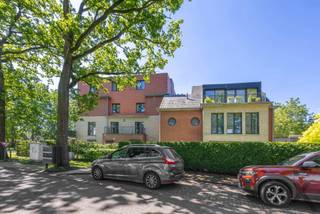 Wilt u genieten van het comfort van een appartement, maar mét het vrije gevoel van een huis? Dit unieke en instapklare gelijkvloerse hoekappartement van 110 m² in het prestigieuze Residentie Chablis te Schoten biedt u het beste van twee werelden.Bij het binnenstappen valt meteen de royale, lichtovergoten leefruimte op. De grote zithoek en eetkamer lopen naadloos over in de moderne open keuken, wat zorgt voor een heerlijk open gevoel. Praktisch is de aangrenzende berging, die vlot plaats biedt aan uw wasmachine en droogkast. Comfort staat hier centraal: alle ramen in het appartement zijn uitgerust met automatische rolluiken, wat zorgt voor optimale privacy en veiligheid. Met een gunstig EPC-label B woont u hier bovendien erg energiezuinig.Het appartement beschikt over twee volwaardige, ruime slaapkamers waar u volledig tot rust komt. De badkamer is een complete wellnessruimte, uitgerust met zowel een comfortabel ligbad als een aparte douche en een dubbele lavabo.De absolute blikvanger van dit hoekappartement bevindt zich buiten. Dankzij de hoekligging geniet u hier van een uitzonderlijk groot privéterras en een prachtige, aansluitende zijtuin. Dit is de ideale plek om in alle rust te ontspannen, te aperitieven met vrienden of te genieten van het groen om u heen.Ook aan uw auto en fiets is gedacht. Ondergronds beschikt u over een eigen autostaanplaats en een handige privé kelderberging voor extra stockage. Uw fiets plaatst u veilig in de gemeenschappelijke fietsenstalling. Kortom: een zeldzame kans op een toplocatie in Schoten. Maak snel uw afspraak voor een bezoek!