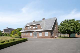 Deze ruime alleenstaande woning, gebouwd in 1972, biedt tal van mogelijkheden voor wie op zoek is naar een woning met veel ruimte, een groot perceel en extra opslagmogelijkheden. De woning beschikt over maar liefst 221 m² bewoonbare oppervlakte en is gelegen op een prachtig perceel van 4.419 m² met een landelijke uitstraling.<br /><br />Bij het betreden van de woning komt u terecht in de inkomhal, die toegang biedt tot de verschillende leefruimtes. Op het gelijkvloers bevindt zich een ruime en lichtrijke leefruimte, aansluitend met de keuken. Verder beschikt de woning over een praktische bureauruimte, een badkamer, een gastentoilet en twee volwaardige slaapkamers.<br /><br />Op de eerste verdieping bevinden zich nog drie extra slaapkamers. Daarnaast is er nog voldoende extra bergruimte aanwezig, ideaal voor stockage of hobbygebruik.<br /><br />Naast de woning bevinden zich meerdere loodsen met een totale oppervlakte van ongeveer 500 m². Deze ruimtes bieden een enorme meerwaarde en zijn perfect geschikt voor zelfstandigen, vrije beroepen, hobbyisten of wie nood heeft aan extra opslagruimte.<br /><br />De ruime buitenomgeving zorgt voor een gevoel van rust en privacy en biedt dankzij het grote perceel tal van mogelijkheden. Mits de nodige renovatiewerken kan deze woning worden omgevormd tot een ruime gezinswoning met een unieke combinatie van wonen en werken.<br /><br />Een uitstekende opportuniteit voor wie op zoek is naar ruimte, mogelijkheden en een landelijke ligging in Kortemark.<br /><br />Bestuursmaatregelen in het maatregelenregister: nee