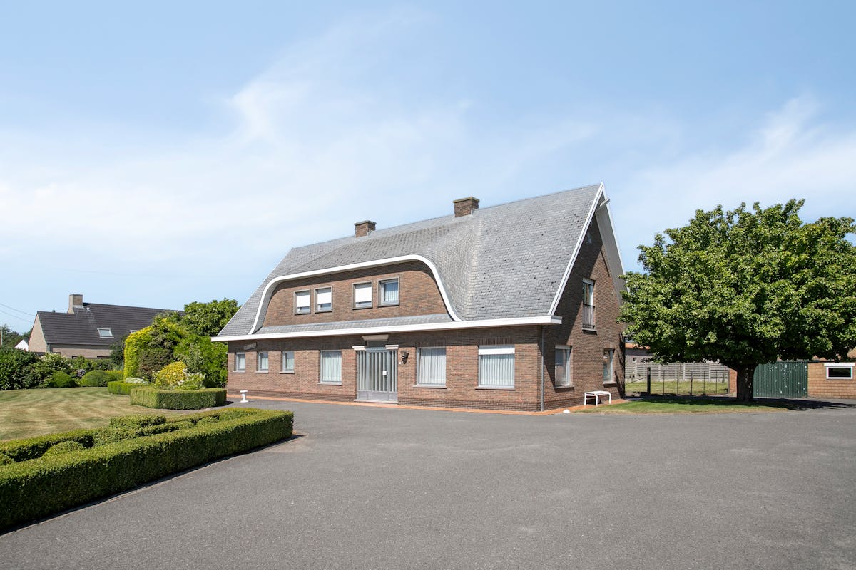 Te renoveren woning met 6 slaapkamers en loodsen te Kortemark - foto 2