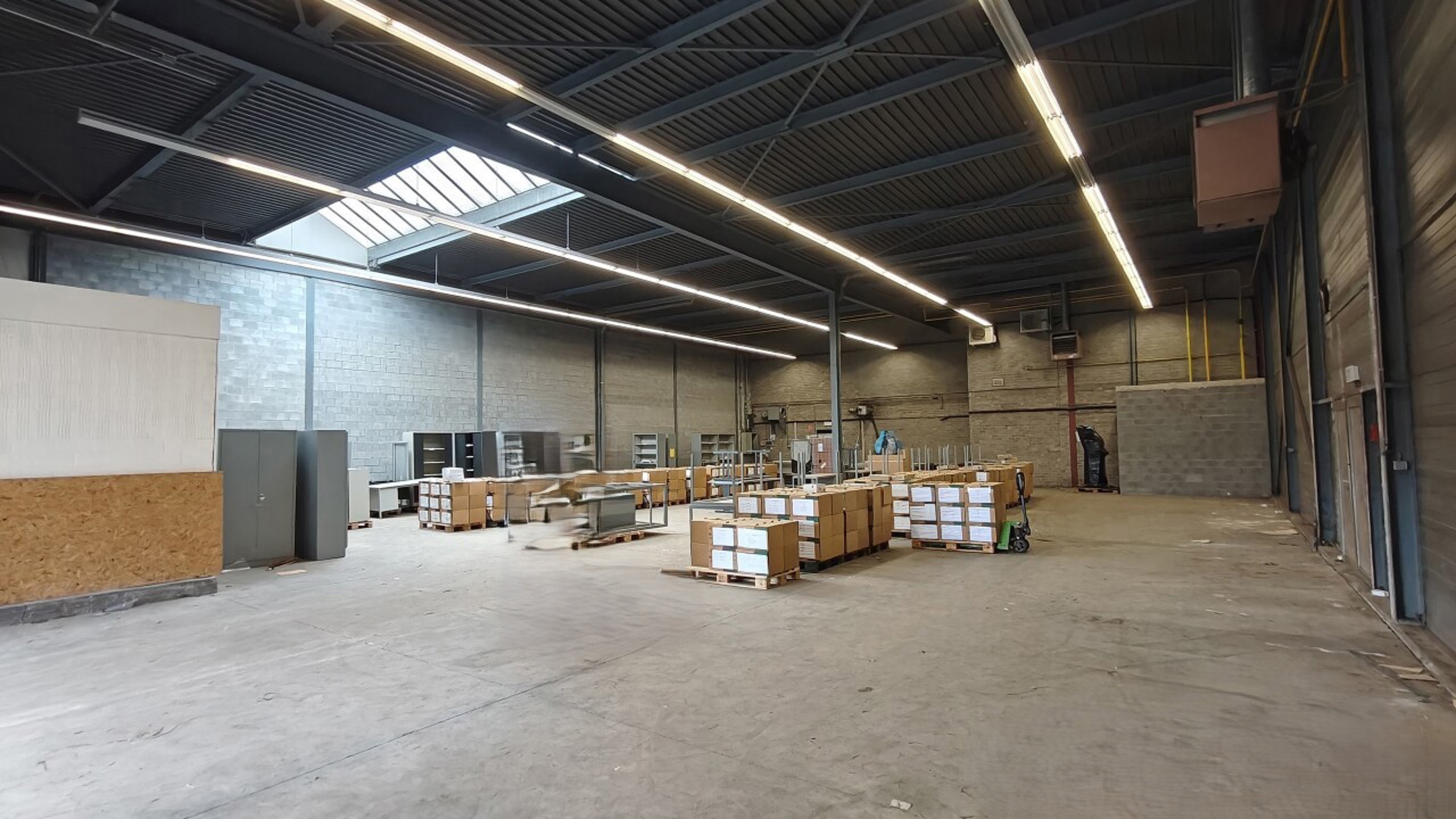 Magazijn 602m² met kantoor te huur langs de Noorderlaan - foto 4
