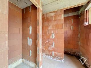 In de omgeving van de Mokkerkapel worden drie moderne BEN-woningen gerealiseerd op een aantrekkelijke locatie, op wandelafstand van scholen, winkels en openbaar vervoer. Bij de ontwikkeling staat optimaal wooncomfort, energiezuinigheid en een kwalitatieve uitvoering centraal.<br /><br />Indeling van de woning:<br />Via de inkomhal met gastentoilet komt u binnen in de lichtrijke leefruimte met open keuken in L-vorm. Dankzij de grote raampartijen geniet de woonkamer van veel natuurlijk licht en een mooi uitzicht op de tuin. Aansluitend aan de keuken bevindt zich een ruime en praktische berging (15,49m²).<br /><br />Op de eerste verdieping bevinden zich de nachthal, drie volwaardige slaapkamers en een geïnstalleerde badkamer. Via een vaste trap bereikt u de ruime zolderverdieping, waar de mogelijkheid bestaat om twee bijkomende kamers te realiseren.<br /><br />Lot 3 beschikt bovendien over een carport en een regenwaterput van 7.500 liter. De woning wordt uitgerust met zonnepanelen, een ventilatiesysteem type D en een energiezuinige lucht-waterwarmtepomp.<br /><br />De woning kan wind- en waterdicht worden aangekocht. Ideaal voor wie de verdere afwerking volledig naar eigen smaak en budget wenst te bepalen.<br /><br />Een energiezuinige nieuwbouwwoning met ruimte, comfort én uitbreidingsmogelijkheden op een uitstekende locatie.<br /><br />Wenst u meer informatie of een bezoek ter plaatse? Contacteer ons gerust voor een vrijblijvende afspraak.