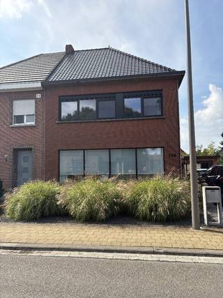 Volledig gerenoveerde halfopen bebouwing met 180m2 bewoonbare oppervlakte op een ruim perceel van 555m2, beschikbaar vanaf september 2027.<br /><br />In een rustige en kindvriendelijke wijk bevindt zich deze instapklare halfopen bebouwing. De woning combineert het karakter van het bouwjaar (1964) met het comfort van vandaag dankzij een volledige renovatie in 2019.<br /><br />Bij het betreden van de woning komt u binnen via de ruime, lichtrijke inkomhal.<br />De blinkvanger van het gelijkvloers is de grote, uitgeruste open leefkeuken - de ideale plek voor wie houdt van koken en gezellig tafelen. Aansluitend bevindt zich de veranda die overgaat in de tuin met zuidwest-oriëntatie, waar u tot in de late uurtjes van de zon kunt genieten.<br /><br />De eerste verdieping is voorzien van een parketvloer en bevat 3 comfortabele slaapkamers, alsook een eigentijdse badkamer met bad, 2 lavabo's en een regendouche. Via een vaste trap heeft u toegang tot de zolder. Deze ruimte is momenteel nog af te werken, maar biedt de perfecte mogelijkheid om een volwaardige 4e slaapkamer, hobbykamer of bureau te creëren. <br /><br />De woning beschikt daarnaast over een praktische berging met aansluiting voor wasmachine en een droge kelder dat extra opbergruimte biedt.<br />Buiten vindt u een vrijstaande garage en een ruime oprit, die plaats biedt aan 2 wagens.<br /><br />Verder is de woning gunstig gelegen in een rustige woonwijk, op wandelafstand van een lokaal schooltje.<br />Winkels en voorzieningen zijn tevens vlakbij.<br />Daarnaast geniet u van een uitstekende mobiliteit met de nabije op- en afrit van de snelweg.<br /><br />Wenst u meer informatie of wilt u de woning zelf komen ontdekken? Neem gerust contact met ons op via geelvinckstraat106@hotmail.com.<br />