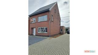 Een recent vernieuwde vrijstaande woning bestaande uit een woonkamer, ingerichte keuken, 3 slaapkamers, badkamer, bergplaats, garage, tuin...