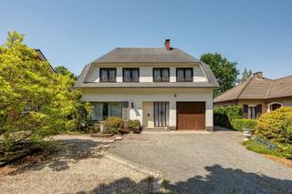<p><span>In een rustige en groene woonomgeving aan de </span><span>Wijngaardlaan</span><span> in </span><span>Schoten</span><span> bevindt zich deze charmante </span><span>villa</span><span> op een mooi perceel van maar liefst </span><span>1.063 m²</span><span>. Hier geniet je van ruimte, privacy en een uitstekende bereikbaarheid, met </span><span>scholen</span><span>, </span><span>winkels</span><span>, </span><span>openbaar vervoer</span><span> en diverse recreatiemogelijkheden in de nabije omgeving. Ook het </span><span>Peerdsbos</span><span>, het </span><span>Gemeentepark Schoten</span><span> en talrijke fiets- en wandelroutes bevinden zich vlakbij.</span></p><p><span>Via de ruime </span><span>inkomhal met vestiaire</span><span> kom je in de lichtrijke </span><span>doorzonliving</span><span>, waar grote raampartijen zorgen voor een aangename verbinding tussen voor- en achtertuin. De leefruimte geniet van een mooi uitzicht op het groen rondom de woning. Aansluitend vind je de </span><span>ingerichte keuken</span><span> en een gezellige </span><span>veranda</span><span>, waar je het hele jaar door kan genieten van het zicht op de tuin.</span></p><p><span>Op de verdieping bevinden zich </span><span>3 volwaardige slaapkamers</span><span>. Eén slaapkamer beschikt over een </span><span>eigen douchekamer met wastafel en toilet</span><span>. Daarnaast is er een ruime </span><span>badkamer</span><span> met ligbad en wastafel.</span></p><p><span>De woning beschikt verder over een </span><span>diepe garage</span><span>, een </span><span>kelder</span><span> en een </span><span>zolder</span><span>, wat zorgt voor heel wat extra bergruimte en mogelijkheden.</span></p><p><span>De grote troef van deze eigendom is zonder twijfel de </span><span>prachtige tuin</span><span>. Dankzij het ruime perceel geniet je hier van rust, privacy en tal van mogelijkheden voor gezinnen, tuinliefhebbers of wie op zoek is naar extra buitenruimte. De ruime oprit biedt bovendien plaats aan meerdere voertuigen.</span></p><p><span>Troeven:</span></p><ul><li><span>Villa op perceel van 1.063 m²</span><span> </span></li><li><span>Rustige, residentiële ligging</span><span> </span></li><li><span>3 slaapkamers</span><span> </span></li><li><span>Doorzonliving met zicht op tuin</span><span> </span></li><li><span>Veranda</span><span> </span></li><li><span>Diepe garage, deels kruipruimte en deels kelder en zolder</span><span> </span></li><li><span>Ruime oprit met veel parkeergelegenheid</span><span> </span></li><li><span>Nabij </span><span>Peerdsbos</span><span>, scholen, winkels en openbaar vervoer </span></li></ul><p><span>EPC F: renovatieplicht van toepassing.</span><span> Deze woning biedt een uitstekende opportuniteit voor wie een karaktervolle villa naar eigen smaak en normen wil moderniseren.</span></p><p><span>Interesse in deze woning met uitzonderlijk potentieel op toplocatie in Schoten? Neem contact op via 036466655 of christophe@sinjoor.be.</span></p>
