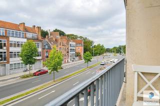 Vernieuwd 2 slpk appartement op wandelafstand van 't Zand.  INDELING: inkom met ingemaakte vestiaire kast, brede woonkamer, ingerichte open keuken (frigo, vaatwas, kookplaat, oven en dampkap) met balkon. Nachthal met afzonderlijk toilet, douchekamer met nog te vernieuwen lavabomeubel, douche en aansluiting wasmachine. 2 slaapkamers. Zuidgericht terras aan de achterkant met opbergkast. Twee bergingen in de kelderverdieping. Gemeenschappelijke fietsenberging. Het appartement wordt volledig opnieuw geschilderd en is voorzien van nieuwe inbouwspots. CV op aardgas. <br /><br />RICHTPRIJS 235.000 EUR - Ieder bod wordt voorgelegd aan de eigenaars, die al dan niet kunnen ingaan op dit aanbod.<br /><br /><strong>BEZOEKMOMENT ZATERDAG 30/05 VAN 16U TOT 17U30 | <br /><u>Reserveer</u> tijdig uw bezoek!</strong> via 050 550 750 of info@perspectiefvastgoed.be<br /> 