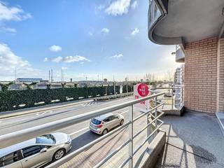 Het appartement met 2 slaapkamers te huur is gelegen in de residentie 'Baron de Maere' te Zeebrugge. Het appartement is gelegen op wandelafstand van het strand van Zeebrugge, tram- en bushalte van De Lijn en het station. Tevens heeft het appartement een goede aansluiting met de A11. Indeling: - inkomhal met gastentoilet- leefruimte met zit- en eetplaats - terras met berging- ingerichte keuken - berging met aansluiting voor wasmachine - badkamer bestaande uit ligbad, wastafel en douche- 2 slaapkamers- autostaanplaats (inbegrepen in de prijs)- gemeenschappelijke fietsenberging Ben jij op zoek naar vastgoed te huur in Zeebrugge? De snelste manier om een bezoek te brengen aan dit appartement? Vraag je bezoek aan via de rode knop op onze website (www.dewaele.com) en je wordt gecontacteerd door onze verhuurexpert Arne. Telefonisch kunnen er geen afspraken gemaakt worden. Bij andere vragen kun je ons telefonisch contacteren via 056 612 612.Bestuursmaatregelen in het maatregelenregister: nee