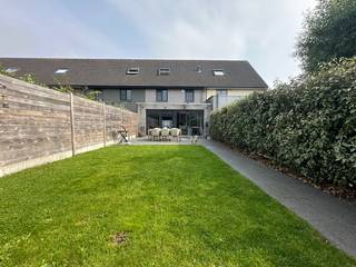 Deze prachtige en perfect afgewerkte tussenwoning bevindt zich op wandelafstand van het centrum van Torhout en vlakbij Parochie Don Bosco. De woning is in goed onderhouden staat en biedt u alles wat een mooie gezinswoning kan bieden: ruime bewoonbare oppervlakte (157 m²), lichtrijke woonruimtes, 3 à 4 slaapkamers, veel extra bergruimte met oa een grote dubbele garage, een topper!<br />Indeling:<br />GELIJKVLOERS - inkomhal met gastentoilet, lichtrijke leefruimte met uitgeruste open keuken, onmiddellijk uitgevend op het mooie terras en tuin, praktische berging/wasruimte<br />VERDIEPING - nachthal, 3 slaapkamers (2 slaapkamers en 1 dressing en/of kinderkamer), badkamer met lavabomeubel, douche en toilet<br />2e VERDIEPING - een ruime slaapkamer met gezellige loungehoek, perfect als master of tienerkamer<br />De BUITENOMGEVING omvat de private oprit, een gezellige tuin met (zonne) terras, een dubbele garage perfect voor uw wagen, fietsen en extra opslagruimte. Deze is gemakkelijk bereikbaar van de achterkant.<br />Aarzel niet en stuur ons uw bezoek-aanvraag door. <br />De woning is vrij per 1 juli.