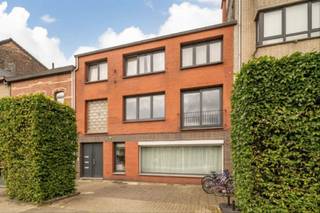 Net huurappartement op de gelijksvloerverdieping (67m²) met 2 slaapkamers; badkamer , ruime living met open keuken en aparte berging. Gelegen in hartje Leopoldsburg nabij winkels, scholen, park en openbaar vervoer (incl.treinstation) Vanaf 1 september 2026 beschikbaar. Tel voor info 011/76 7676.