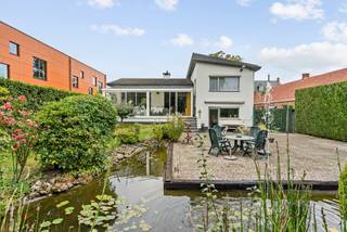 Deze vrijstaande woning bevindt zich in het aangename Arendonk en is de ideale gezinswoning door zijn centrale locatie en fraai aangelegde zuidoost gerichte tuin. De woning is voorzien van woonkamer, keuken, veranda, 4 slaapkamers, badkamer, bergruimte, inpandige garage en tuin met vijver en tuinhuis.<br /><br />Indeling:<br />U betreedt de woning via de inkomhal met apart toilet, vanwaar u rechtstreeks toegang heeft tot de lichtrijke woonkamer met sfeervolle houtkachel en aansluitende veranda met leuk uitzicht op de tuin. De praktische aparte keuken is voorzien van een vaatwasmachine, combi oven, keramisch kookvuur en koelkast en biedt voldoende ruimte voor het plaatsen van een extra eettafel. <br />Voorts kan u mits gebruik van enkele trapjes toegang krijgen tot 3 slaapkamers en badkamer met lavabomeubel, bad en toilet.<br />Op het onderste niveau bevindt er zich de inpandige garage, een extra bergruimte en een 4e slaapkamer of bureauruimte die rechtstreeks toegang geeft tot de tuin. Deze ruimte kan hierdoor ook ideaal zijn voor een praktijkruimte aan huis.<br /><br />De tuin is fraai aangelegd met een vijver, prachtige bomen en een tuinhuis achteraan. Door zijn zuidoost oriëntatie is het hier aangenaam vertoeven in de zon. De tuin is volledig omheind waardoor het een ook ideale thuis kan zijn voor huisdieren.<br /><br />Bijzonderheden:<br />- Nieuwe gasketel + recent geïsoleerd dak + dubbele beglazing<br />- Ruim, groen aangelegd perceel van +/- 1.957m²<br />- Conforme elektriciteitskeuring<br />- Geboorde waterput voor besproeiing van de tuin<br />- Centrale locatie op 2 km van de Nederlandse grens