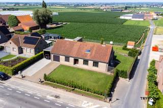 BEZOEKDAG 8/08/2026 van 10 UUR tot 12 UUR<br /><br />In Klerken vindt u deze instapklare woning die tussen 2021 en 2024 met zorg en kwalitatieve materialen volledig werd gerenoveerd. Dankzij het royale perceel en de prachtige open vergezichten geniet u hier elke dag van rust, ruimte en optimale privacy.<br /><br />Via de ruime inkomhal met gastentoilet komt u terecht in de lichtrijke leefruimte, waar de grote raampartijen zorgen voor een aangename verbinding met de tuin en het omliggende groen. Aansluitend bevindt zich de stijlvolle, volledig vernieuwde keuken met kookeiland en maatwerkkasten. <br /><br />Verder beschikt het gelijkvloers over een praktische berging, een ruime slaapkamer en een dressing/ tweede slaapkamer, een zeer ruime moderne badkamer en een inpandige garage.<br /><br />Op de eerste verdieping bevindt zich een sfeervolle mancave. Deze verdieping biedt heel wat potentieel en kan, mits beperkte aanpassingen, worden omgevormd tot drie à vier volwaardige slaapkamers. Alle nodige voorzieningen zijn reeds aanwezig.<br /><br />Buiten geniet u op het perceel van 1.396 m² van een ruime tuin met een zonnig terras, een extra garage, een carport en bijkomende bergruimte. Een ideale omgeving voor wie op zoek is naar ruimte, privacy en een groene woonomgeving.<br /><br />Ook op technisch vlak scoort deze woning uitstekend, met een EPC-label B en een conforme elektrische installatie. Centrale verwarming op aardgas en lucht-lucht warmtepomp (airco) in de leefruimte.<br /><br />De vermelde prijs geldt als richtprijs. Ieder bod vanaf deze prijs wordt overgemaakt aan de eigenaar, die volledig vrij beslist om het bod al dan niet te aanvaarden.<br /><br />📞 Interesse? Contacteer Thijs, Friedel of Nina:<br />📲 057 34 60 13 <br />📧 thijs@grouptrybou.be | friedel@grouptrybou.be | nina@grouptrybou.be