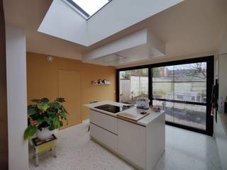 Energiezuinige, smaakvol afgewerkte woning te koop<br /><br />Goed gelegen woning te koop op een boogscheut van het historisch centrum van Gent (7 min fietsen).<br /><br />Deze ligging biedt u verschillende mogelijkheden tot een snelle toegang tot de belangrijkste invalswegen alsook het openbaar vervoer (Mobi-score 9,3). Met de aanwezigheid van scholen en Rozebroeken park in de buurt, biedt de ligging ook wat mogelijkheden voor gezinnen.<br /><br />De woning werd volledig verbouwd in 2022 volgens de geldende energienormen. Deze prachtige gerenoveerde woning combineert een laag energieverbruik met hoogwaardig wooncomfort. Een kwaliteitsvol gerenoveerde woning biedt modern comfort, energiezuinigheid en hoogwaardige afwerking, instapklaar en zonder onmiddellijke renovatiekosten.<br /><br />Indeling is als volgt:<br /><br />Gelijkvloers: inkomhal met fietsenberging en gastentoilet. Kelder onder de inkomhal. CV-ketel en technische ruimte in ingemaakte kast. Living, keuken (oven, combi oven, inductievuur en frigo) met bergruimte voor wasmachine, droogkast en extra frigo. Unit ventilatiesysteem D eveneens in de berging. Omvormer en thuisbatterij in de berging. Lichtstraat tussen living en keuken (met screen). Groot schuifraam richting de tuin met vliegenraam (met screen). Pas aangelegde tuin met zonneterras.<br /><br />Eerste verdieping: badkamer met bad, toilet, enkel lavabomeubel en elektrische handdoekradiator. Twee slaapkamers.<br /><br />Tweede verdieping: grote slaapkamer met eigen badkamer (inloopdouche met dubbel lavabomeubel en toilet). Ingemaakte kasten in de dakhelling. Mezzanine te gebruiken als opbergruimte of gezellig hoekje.<br /><br />Voorlopig 1 KIJKDAG op zaterdag 16 mei.<br />(indien dit niet past, dan kan er ander bezoekmoment ingepland worden)<br /><br />Wenst u deze woning te bezichtigen? Plan dan een bezoek in via heiveldstraat132@gmail.com t.a.v. Hannelore Capiau.<br /><br />Procedure: bieden onder gesloten enveloppe: onder/op/boven vraagprijs<br /><br />Beschikbaarheid pand: momenteel verhuurd<br />- na akte kan de nieuwe koper het huurcontract opzeggen<br /><br />GEEN IMMO