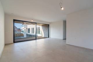 Op zoek naar een instapklaar en energiezuinig appartement op een toplocatie? Ontdek deze 7 prachtig afgewerkte nieuwbouwappartementen op een toplocatie in het centrum van Avelgem. Elk appartement is instapklaar en afgewerkt met hoogwaardige materialen, zodat u geniet van maximaal wooncomfort. Deze moderne wooneenheden zijn uitgerust met de nieuwste technologieën, waaronder vloerverwarming voor optimaal comfort, een energiezuinige warmtepomp, een ventilatiesysteem D voor een gezond binnenklimaat en zonnepanelen voor een duurzame toekomst.<br /><br />Dankzij hun ligging en afwerking zijn deze appartementen niet alleen ideaal om zelf in te wonen, maar ook bijzonder interessant als investering. Met een indicatief rendement van 11,33%* bieden ze een uitstekende opportuniteit voor wie op zoek is naar een waardevaste en zorgeloze belegging. (*afhankelijk van uw persoonlijke situatie)<br />Wij nemen graag de tijd om u individueel advies te geven, zodat u precies weet welke mogelijkheden deze investering u kan bieden.<br /><br />Wonen in stijl én energiezuinig, of investeren met een aantrekkelijk rendement? Mis deze unieke kans niet en contacteer ons vandaag nog voor meer informatie of een bezoek.