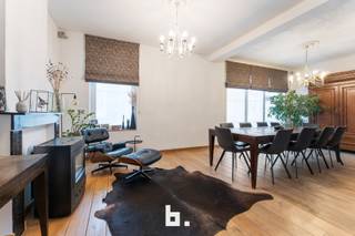 Deze uitzonderlijk ruime eigendom (+600m²) bestaat uit twee samengevoegde woningen en biedt tal van mogelijkheden. Het geheel omvat een...