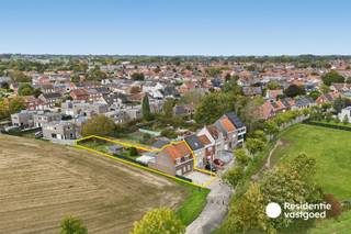 KIJKDAG ZATERDAG 31 OKTOBER 2026 - OP AFSPRAAK!<br /><br />Op zoek naar een woning met ruimte, potentieel en een unieke ligging? Deze ruime rijwoning in Wervik biedt een bewoonbare oppervlakte van 196 m² op een perceel van 488 m² en geniet van een prachtige locatie langs De Leie.<br /><br />Bij het binnenkomen word je verwelkomd in de gezellige leefruimte met parketvloer, die aansluit op de ruime keuken met zicht op en toegang tot de buitenruimte. Verder beschikt het gelijkvloers over een slaapkamer met eigen douchegelegenheid, een praktische berging, een kelder en een ruime garage.<br /><br />Op de eerste verdieping bevinden zich nog drie slaapkamers en een badkamer uitgerust met ligbad, lavabo en toilet. Samen met de slaapkamer op het gelijkvloers biedt deze woning maar liefst vier slaapkamers, ideaal voor gezinnen of wie extra ruimte wenst voor een bureau of hobbykamer. Ook de zolder biedt bijkomende mogelijkheden.<br /><br />Buiten vormt de ruime, volledig omheinde tuin met terras en tuinhuis een heerlijke plek om te ontspannen en te genieten van het buitenleven. De oprit biedt bovendien parkeergelegenheid voor meerdere wagens.<br /><br />De absolute troeven? De prachtige ligging langs De Leie, de vier slaapkamers en de ruime tuin maken van deze woning een bijzonder interessante opportuniteit voor wie op zoek is naar ruimte en een aangename woonomgeving.<br /><br />Met haar solide basis en tal van mogelijkheden biedt deze woning de ideale kans om er een warme thuis van te maken, volledig naar eigen smaak en wensen.<br /><br />Laat je verrassen door de ruimte, de mogelijkheden en de unieke ligging van deze woning in Wervik!<br /><br />De vermelde prijs is een richtprijs. Elk bod wordt voorgelegd aan de eigenaar, die zich het recht voorbehoudt dit te aanvaarden of te weigeren.