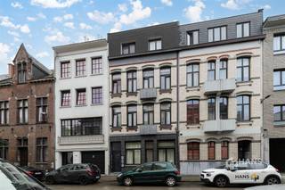 <p><span>2e verdieping achteraan</span></p><p><span> </span></p><p><span>Ruim appartement (72 m²) met 1 slaapkamer in Antwerpen (2060).</span></p><p><span>In de Lange Lobroekstraat woon je in een opkomende buurt nabij Park Spoor Noord en de Slachthuissite. Winkels, supermarkten en andere voorzieningen zijn vlot bereikbaar en ook aan openbaar vervoer is er geen gebrek. Met de fiets sta je bovendien in een mum van tijd in het centrum. Dankzij de nabijheid van belangrijke invalswegen is ook de verbinding met de wagen uitstekend.</span></p><p><span>Het appartement bevindt zich achteraan op de tweede verdieping van een kleinschalig gebouw en heeft een bewoonbare oppervlakte van circa 72 m². Het gebouw werd in 2008 volledig gerenoveerd en het appartement behaalt een goede EPC-score C en beschikt over conforme elektriciteit. Er zijn aparte meters aanwezig en de vaste kosten blijven met slechts €25 per maand bijzonder beperkt.</span></p><p><span>Je komt binnen in de ruime leefruimte met open keuken aan de achterzijde, samen goed voor maar liefst 35 m². Dankzij de open indeling is er voldoende plaats voor zowel een gezellige zithoek als een volwaardige eethoek. De keuken is voorzien van heel wat kastruimte en de nodige toestellen.</span></p><p><span>De slaapkamer heeft een mooie oppervlakte van circa 12 m². De ruime badkamer van 8 m² is uitgerust met een ligbad met douche, lavabomeubel, toilet en aansluitingen voor wasmachine en droogkast.</span></p><p><span>Een energiezuinig appartement met een ruime leefruimte én bijzonder lage vaste kosten op een centrale locatie in Antwerpen. Ideaal voor starters of als investering!</span></p><p><span>Bewoonbare opp. 72 m² ref.: bruto vloeropp. EPC. Voor meer info of een gratis schatting surf naar </span><span><span>www.hansimmo.be</span></span></p><p><span> </span></p>