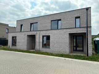 Nieuwbouwwoning HOB met 4 tot 5  slaapkamers ! <br /><br />Indeling : inkomhal , apart toilet ,  bureau of slaapkamer , keuken , ruime berging , woonkamer .<br />Verdiep : 4 slaapkamers waarvan 1 met dressing  , badkamer  . <br /><br />Oprit voorzien naast de woning . <br /><br />Woning voorzien van vloerverwarming met warmtepomp , ventilatiesysteem , zonnepanelen , regenwaterrecuperatie . <br /><br />Plannen en lastenboek te downloaden op onze website . <br /><br /> 