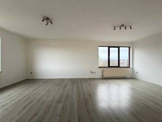 Op zoek naar een comfortabel appartement in een rustige omgeving, maar toch dicht bij alle voorzieningen? Dit instapklare appartement van 90 m² combineert ruimte, licht en een uitstekende ligging.<br /><br />Het appartement beschikt over twee volwaardige slaapkamers, een grote en gezellige living met eetkamer en een open keuken met eetruimte, badend in natuurlijk licht dankzij de grote raampartijen. De badkamer is praktisch ingericht met een bad en twee lavabo’s, aangevuld met een aparte wc voor extra comfort. Verder zijn er nog een technische ruimte voorzien met een zeer recente hoge rendementsketel en een aparte berging, ideaal voor extra opslag.<br /><br />De rustige ligging en het stille gebouw zorgen voor een aangename woonervaring. Parkeerproblemen? Die zijn er niet: altijd parking beschikbaar. Bovendien bevindt het appartement zich vlakbij scholen, winkels en een bushalte, én aan een groot plein waar kinderen kunnen spelen of waar je heerlijk kan vertoeven**.<br /><br />Met een zeer goede EPC-score is dit appartement niet alleen energiezuinig, maar ook toekomstgericht. Dankzij de grote vraag naar huurappartementen in deze buurt vormt dit pand bovendien een uitstekende investeringsopportuniteit.<br /><br />Troeven op een rij:<br /><br />* Rustig gelegen appartement van 90 m²<br />* 2 slaapkamers<br />* Veel lichtinval<br />* Grote leefruimte<br />* Instapklaar<br />* Zeer goede EPC<br />* Altijd parkeergelegenheid<br />* Ideaal als investering<br />* Hoge rendement verwarmingsketel<br /><br />