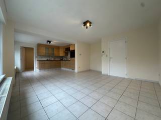 Dit instapklaar duplex-appartement is rustig gelegen in het centrum van Staden.Het appartement heeft volgende indeling:Inkomhal, ruime leefruimte met...