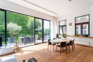 <p>Ce loft meublé exclusif de ± 116 m² (selon EPC) est situé au rez-de-chaussée d’une résidence de caractère au Tabakvest, en plein centre d’Anvers. Le loft combine des espaces lumineux et généreux avec un jardin privatif d’environ 70 m², offrant un cadre de vie confortable et intime en ville.</p>
<p>Le hall d’entrée mène vers un vaste séjour avec parquet chaleureux, hauts plafonds et grandes baies vitrées donnant sur le jardin. La cuisine ouverte entièrement équipée comprend un réfrigérateur, congélateur, four, micro-ondes, lave-vaisselle et plaque de cuisson. Les grandes portes coulissantes donnent accès à la terrasse et au jardin aménagé.</p>
<p>Le loft dispose d’une chambre principale avec dressing et salle de bains attenante avec baignoire, douche, lavabo et toilette. Une seconde chambre peut également servir de bureau et comprend une bibliothèque intégrée.</p>
<p>En outre, l’appartement comprend des toilettes séparées, une buanderie avec machine à laver et sèche-linge ainsi qu’un emplacement de parking souterrain inclus dans le loyer.</p>
<p>Charges communes : 120 €/mois.<br />Les consommations privatives sont à charge du locataire.<br />Disponible à partir du 1er août 2026.</p>