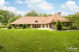 <p>Welkom aan De Singel 21, waar rust, ruimte en absolute privacy centraal staan. Deze vrijstaande villa (maar liefst 380 m² bewoonbaar) is idyllisch gelegen op een prachtig zuidoost georiënteerd perceel van 2.505 m².</p>
<p>Bij het binnenkomen ervaart u de ruimte en het natuurlijke licht. In de stijlvolle leefruimte, met gezellige zit- en eethoek, open haard en bar met zicht op de tuin komt u perfect tot rust. De ruime keuken met ontbijthoek biedt u ook alle comfort. Aansluitend is er ook een keukenberging. Buiten is het alle seizoenen genieten: de fraai aangelegde, volgroeide tuin met prachtige bomen beschikt over 2 overdekte terrassen en een ingebouwde BBQ. Hier beleeft u onvergetelijke avonden met familie en vrienden!</p>
<p>Deze villa past zich moeiteloos aan uw levensstijl aan. Dankzij twee volwaardige kantoorruimtes op het gelijkvloers is dit de perfecte uitvalsbasis voor een vrij beroep of privépraktijk. Ook kangoeroewonen behoort absoluut tot de mogelijkheden. Bovendien geniet u hier van levenslang wooncomfort dankzij de ruime master bedroom (met ensuite dressing en badkamer) op het gelijkvloers.<br />Verder is er ook een dubbele inpandige garage met berging.</p>
<p>Op de 1ste verdieping ontdekt u nog eens drie volwaardige slaapkamers, twee extra badkamers, een sauna en een ruime zolderberging. De 2de bijzonder ruime kamer biedt tal van mogelijkheden en kan desgewenst ingericht worden als zelfstandige studio (conciërge, nanny ...), de nodige aansluitingen voor een keuken en/of badkamer zijn reeds aanwezig.<br /><br />Om uw wooncomfort compleet te maken, beschikt dit eigendom nog over enkele fantastische extra troeven. Zo is het gelijkvloers voorzien van aangename vloerverwarming en is de hele woning veilig uitgerust met een alarmsysteem. Daarnaast is er een grote privatieve parking en is er een handige aparte, tweede inkom voorzien. Buiten is er ook een grondwaterput en een grote houtberging die discreet in de tuin werd geïntegreerd. Tot slot schuilt er boven de master bedroom nog een prachtig blanco canvas: een zolderruimte van maar liefst 38 m² met een mooie plafondhoogte, klaar om nog volledig naar uw eigen wensen in te richten!</p>
<p>De woning beschikt over een gunstig EPC-label C.<br /><br />De woning bevindt zich in de nabijheid van verschillende dorpskernen met winkels en horeca (Schilde, 's Gravenwezel, St-Antonius en St-Job-In't-Goor).</p>
<p>Heeft u altijd al gedroomd van een prachtig, ruim perceel waar u absolute rust en privacy ervaart? U heeft de unieke kans om de aanpalende bouwgrond van ca. 1.848 m² mee aan te kopen (vrijblijvend). Zo transformeert u uw tuin tot een exclusief landgoed van ruim 4.353 m² omgeven door groen.<br />Optionele aankoop aangrenzende bouwgrond: prijs op aanvraag.<br /><br />De woning is door de jaren heen met veel liefde en zorg onderhouden. Ze is instapklaar, maar biedt tegelijkertijd fantastische mogelijkheden om met uw eigen accenten of renovatie-ideeën uw ultieme droomthuis te creëren.<br /><br />P-score: C<br />G-score: A</p>
<p>Komt u de sfeer, de rust en het enorme potentieel van deze elegante villa met pachtige tuin waar u absolute privacy hebt graag zelf ervaren? Aarzel niet en neem vandaag nog contact met me op en we plannen meteen een bezoek in.</p>
<p>Catherine – 0472 23 14 51 – welkom@catherinevastgoed.be</p>