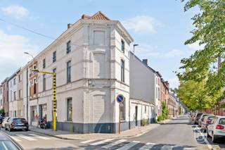 Vergunde opbrengsteigendom met 12 studentenkamers: mooie opportuniteit. Investeren in Gent? Dit is een vergunde opbrengsteigendom met 12 vergunde studentenkamers, gelegen op een goeie strategische locatie.Conformiteitsattest aanwezig. De kamers zijn altijd vlot en snel verhuurd, wat zorgt voor een stabiele rendement. De studenten beschikken over een gemeenschappelijke keuken en leefruimte, aangevuld met een gezellig tuintje met zitgelegenheid + handige fietsenstalling weg van de straat.Een interessante investering voor wie op zoek is naar een stabiel rendement, een sterke locatie en een verhuurmarkt met blijvende vraag.Een opbrengsteigendom die staat voor zekerheid, verhuurbaarheid en rendement.